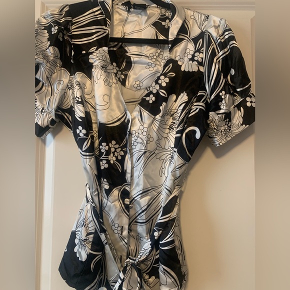 Black & White Floral wrap top - Picture 1 of 2